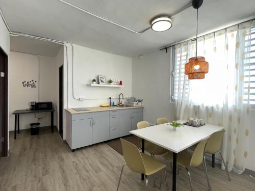 a kitchen with a white table and chairs at Caribbean Stars San Juan Airport in Carolina