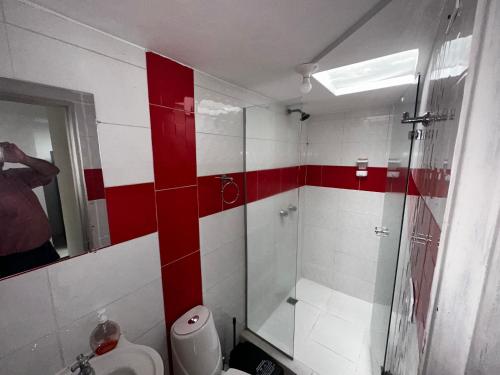 La salle de bains est pourvue d'une douche et de toilettes. dans l'établissement Viveros 2 hab moderno, tranquilo y familiar., à Manizales
