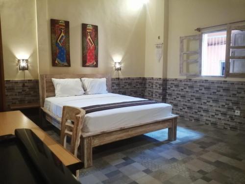 a bedroom with a large bed in a room at Canggu Pinpoint Rooms in Canggu
