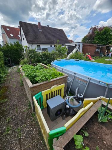 Πισίνα στο ή κοντά στο RK79 Ferienwohnung mit 4 Zimmer, Garten und Pool nähe Klinikum U-Bahn & S-Bahn zum Messegelände Nürnberg