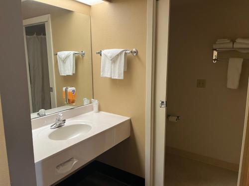 Ένα μπάνιο στο Americas Best Value Inn Kalispell