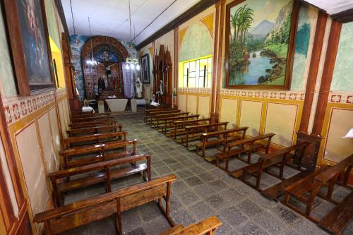 an overhead view of a church with wooden benches at Hotel Hacienda San Miguel Regla in Huasca de Ocampo
