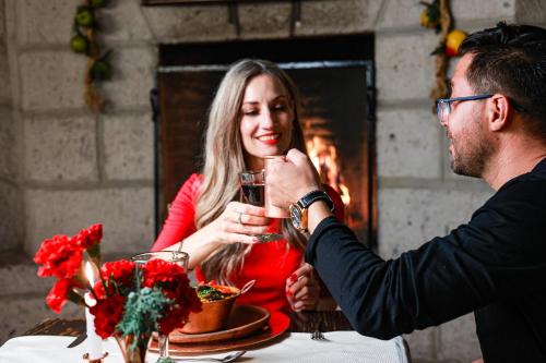 a man and woman sitting at a table drinking wine at Hotel Hacienda San Miguel Regla in Huasca de Ocampo