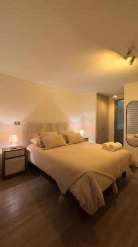 a bedroom with a large bed with two lamps on it at Dpto nuevo Reñaca gran terraza in Viña del Mar
