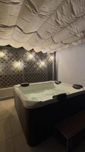 bañera grande en una habitación con luces en Dpto nuevo Reñaca gran terraza, en Viña del Mar