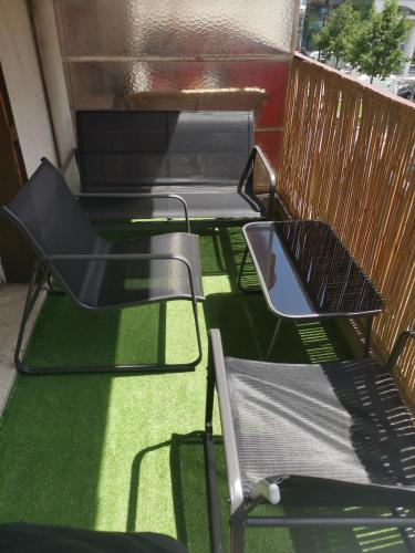 The NICE - 3 rooms, 3air cond, 3TV, 3fans, 2 wc, WIfi everywhere 5min aeroport, train, beach, 1min tram, 15 min centre, port, PARKING POSSIBLE
