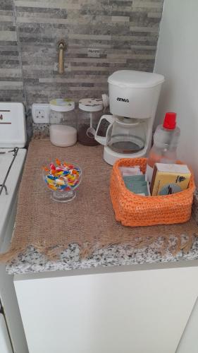 Una encimera de cocina con una encimera con una mesa con una batidora en Luna Llena, en Mendiolaza