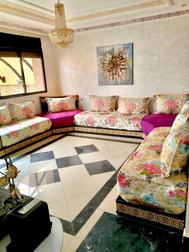 ein Wohnzimmer mit Sofas und Schachbrettmusterboden in der Unterkunft Villa Serene Oasis in Aït Ali
