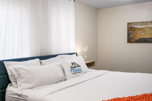 Una cama o camas en una habitación de The Bison at Buffalo Jump