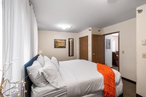 Una cama o camas en una habitación de The Bison at Buffalo Jump