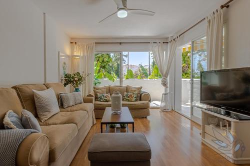 Benalgolf Lovely apartment in Benalmádena with Sea Views, Excellent WIFI connection, private Backyard with BBQ