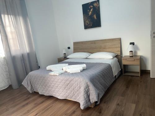 una camera da letto con un letto e due asciugamani di JULIET N - Rental rooms Verona a Verona