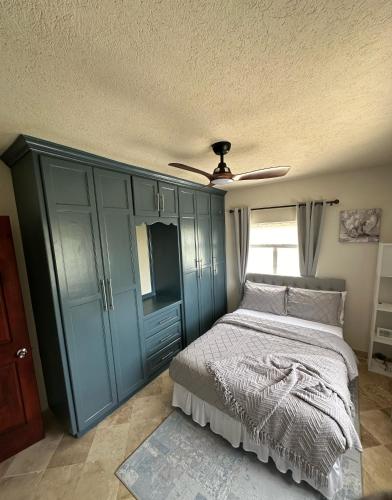 Ein Bett oder Betten in einem Zimmer der Unterkunft Windy Bottom