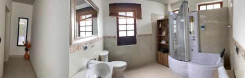 baño grande con 2 aseos y lavamanos en Hotel Villa Mercedes Colonial en Sopó