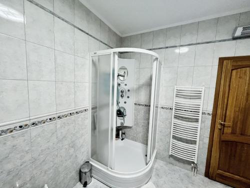 Ένα μπάνιο στο Villa Doc