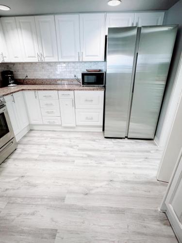 Una cocina o zona de cocina en Alupang Beach Tower, UPGRADED units