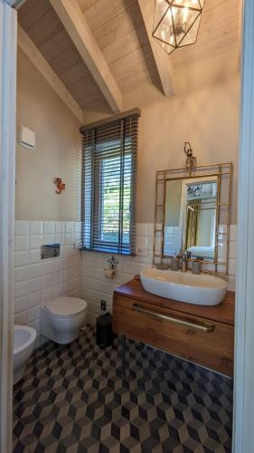 a bathroom with two sinks and a toilet and a mirror at Villa Sarita in Sestri Levante