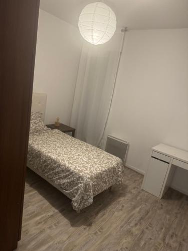 - une petite chambre avec un lit et une lumière dans l'établissement Stade de France Métro RER Canal, à Aubervilliers