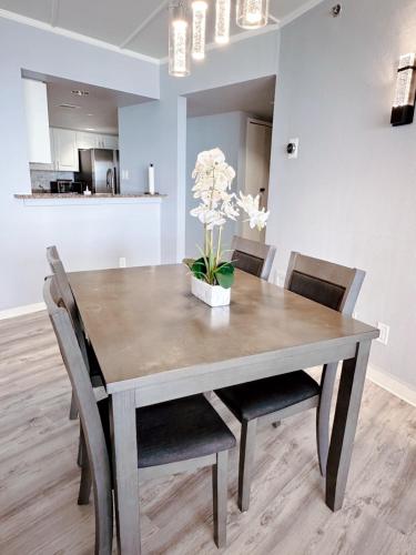 Una cocina o zona de cocina en Alupang Beach Tower, UPGRADED units