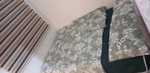 Postel nebo postele na pokoji v ubytování Comfy 1 Bedroom with Netflix & Free Wifi - Trees Residences Condominium