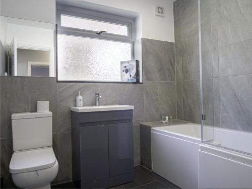 Luxe 5 Bed Bungalow In Snodland, Medway, Kent tesisinde bir banyo