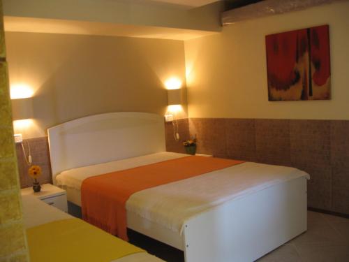 a bedroom with two beds in a room at BUZIOS PRAIA PISCINA ePOR doSOL noMar in Búzios