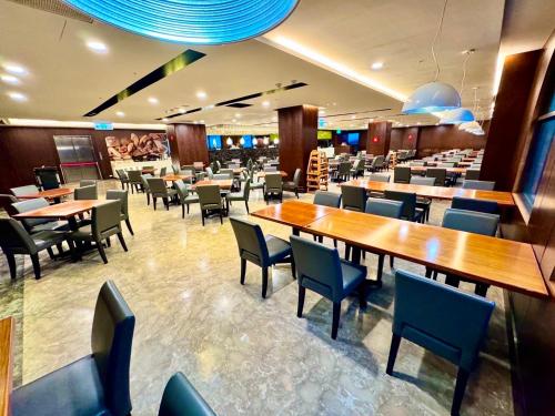 une salle à manger avec des tables et des chaises dans un restaurant dans l'établissement HiYesHotel勤天商旅-花蓮館, à Hualien