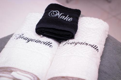 a pair of towels with the word nature written on them at Pousada Loft vista da serra in Serra de São Bento