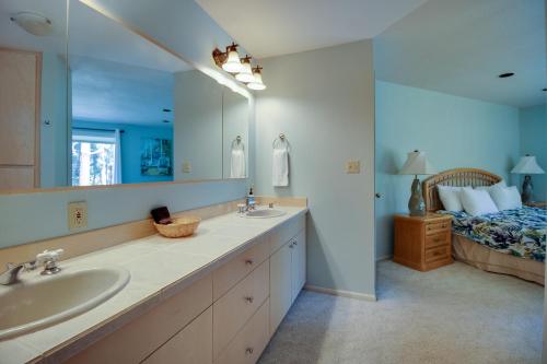 ein Bad mit einem Waschbecken, einem Spiegel und einem Bett in der Unterkunft Jacobs Ladder - Black Butte Ranch in Sisters