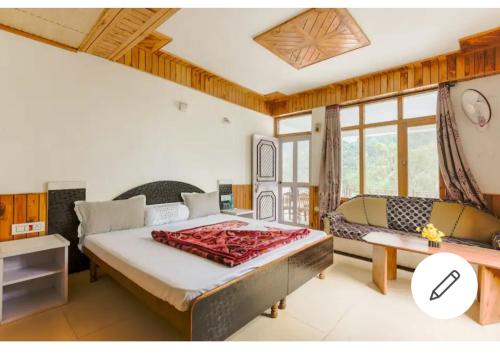Postel nebo postele na pokoji v ubytování Tirthan Crest Homestay