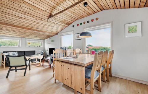 a kitchen and dining room with a table and chairs at Stunning Home In Esbjerg V With Wifi in Esbjerg