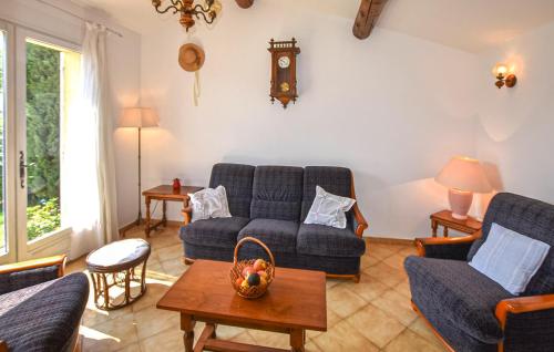 un salon avec deux canapés bleus et une table dans l'établissement Beautiful Home In Vaison-La-Romaine, à Vaison-la-Romaine