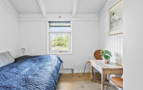 een slaapkamer met een bed, een tafel en een raam bij Gorgeous Home In Strandby With Kitchen in Strandby