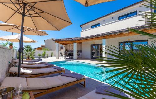 4 Bedroom Cozy Home In Marcana