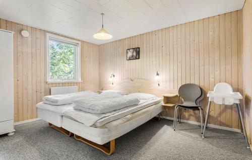 Hvalpsundにある3 Bedroom Amazing Home In Farsのベッドルーム1室(ベッド1台、デスク、椅子付)