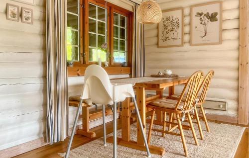 una sala da pranzo con tavolo e sedie in legno di 2 Bedroom Pet Friendly Home In Ræge a Reke