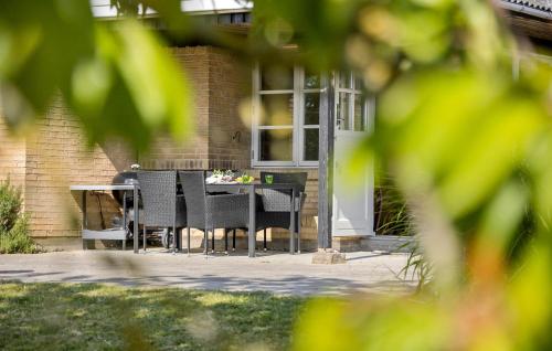 a table and chairs in front of a house at 3 Bedroom Awesome Home In Brenderup Fyn in Skovs-Højrup