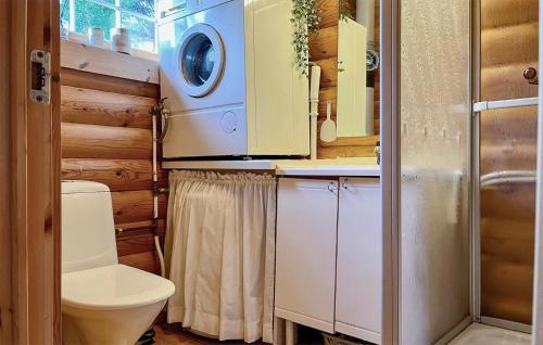een badkamer met een toilet en een wasmachine bij 2 Bedroom Pet Friendly Home In Rge 