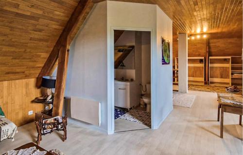 Ένα ή περισσότερα κρεβάτια σε δωμάτιο στο Cozy Home In Saint Saud Lacoussière