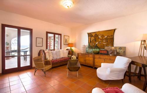 un salon avec un canapé et une table dans l'établissement Villa Eugenia, à Favazzina