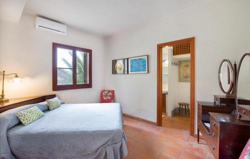 1 dormitorio con cama, tocador y espejo en Villa Eugenia, en Favazzina