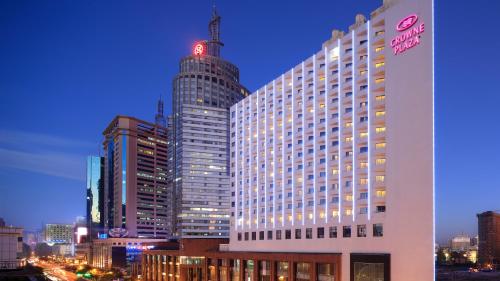 un grand bâtiment dans une ville la nuit dans l'établissement Crowne Plaza Kunming City Centre, an IHG Hotel, à Kunming