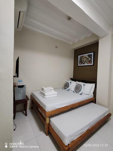 Ein Bett oder Betten in einem Zimmer der Unterkunft Kamalig Ng Caraga- Hotel Near SM Mall Butuan