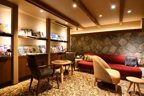 京都市にある京小宿 八坂 ゆとねの赤いソファと椅子が備わる待合室