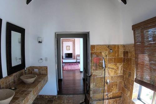 - Baño con 2 lavabos y ducha a ras de suelo en Exclusive Home Atitlan AT020, en Santa Catarina Palopó