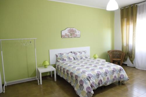 バーリにあるComeacasatuaの緑の壁、ベッド付きのベッドルーム1室