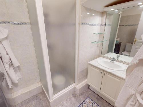 une salle de bain avec douche et lavabo dans l'établissement **2P Calme Climatisé, Terrasse, Centre Menton, Proche Plages et Commerces** - FR-1-196-356, à Menton