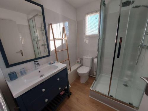 une salle de bain avec un lavabo, une douche et des toilettes dans l'établissement Maison T3 Climatisée à 150m de la Plage avec Terrasse et Parking, Tout à Pied! - FR-1-423-307, au Grau-dʼAgde