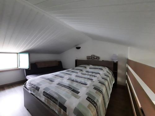 une chambre avec un grand lit dans un grenier dans l'établissement Maison Rénovée 400m de la Plage avec Terrasse et Parking, La Faute-sur-Mer - FR-1-194-286, à La Faute-sur-Mer