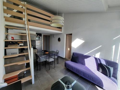 un salon avec un canapé violet et une table dans l'établissement Maison Rénovée 400m de la Plage avec Terrasse et Parking, La Faute-sur-Mer - FR-1-194-286, à La Faute-sur-Mer
